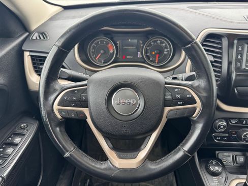 Used 2016 Jeep Cherokee Latitude w/ Comfort/Convenience Group image 11