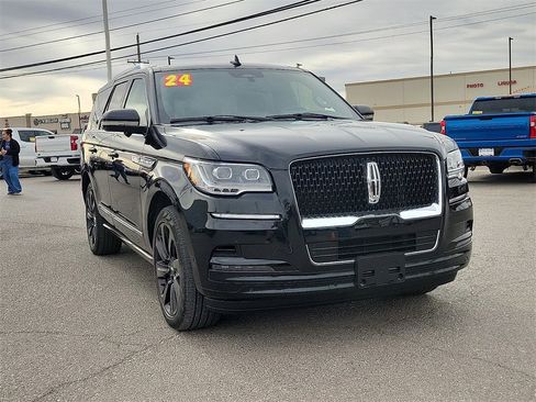 Used 2024 Lincoln Navigator Reserve image 2