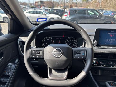 Used 2025 Nissan Rogue SV image 36