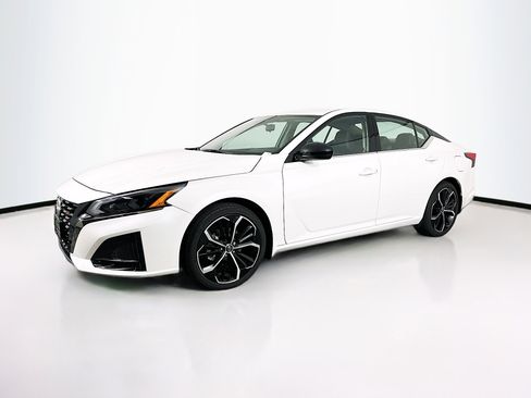 Used 2023 Nissan Altima 2.5 SR FWD image 3