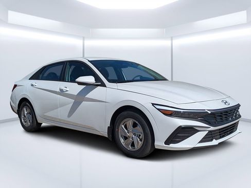 New 2026 Hyundai Elantra SE FWD image 1