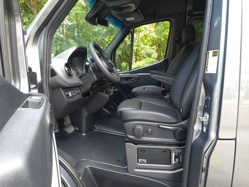 Used 2023 Mercedes-Benz Sprinter 2500 image 11