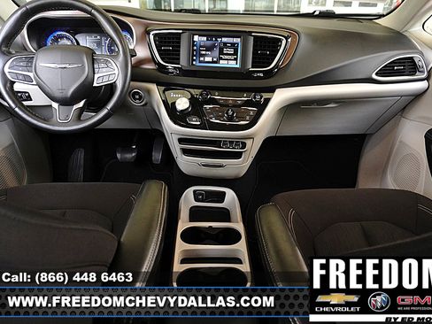 Used 2023 Chrysler Voyager LX FWD image 7