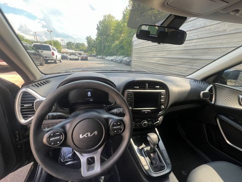 Used 2025 Kia Soul LX w/ LX Technology Package FWD image 28