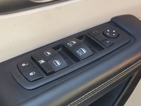 Used 2023 Chrysler Pacifica Touring-L FWD image 9