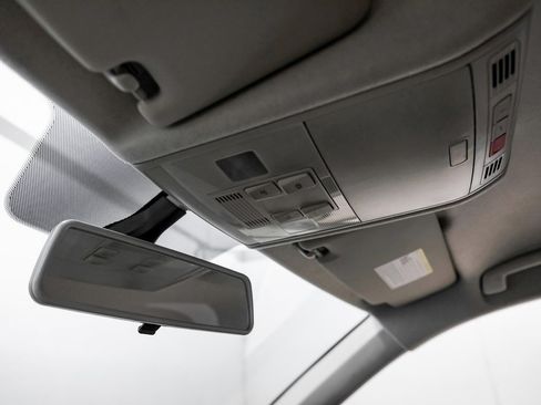 Used 2018 Volkswagen Tiguan SE image 32