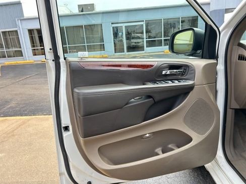 Used 2012 Chrysler Town & Country Limited FWD image 29