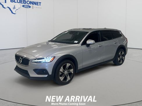 Used 2025 Volvo V60 B5 Cross Country Plus AWD/4WD image 1