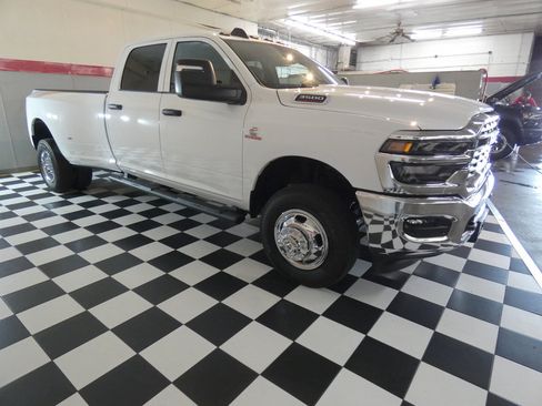 New 2026 RAM 3500 Tradesman AWD/4WD image 4