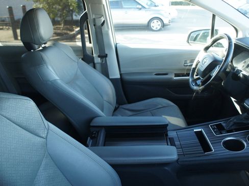 Used 2021 Toyota Sienna Limited image 3