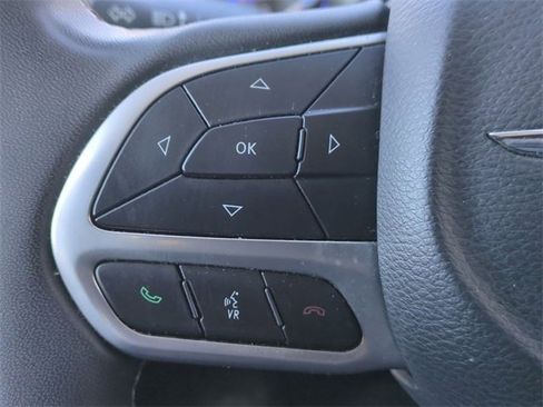 Used 2022 Chrysler Pacifica Touring-L image 14