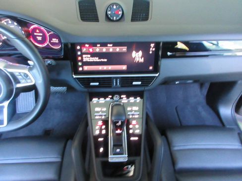 Used 2023 Porsche Cayenne AWD/4WD image 52