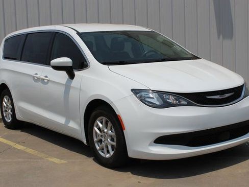 Used 2021 Chrysler Voyager LX image 4