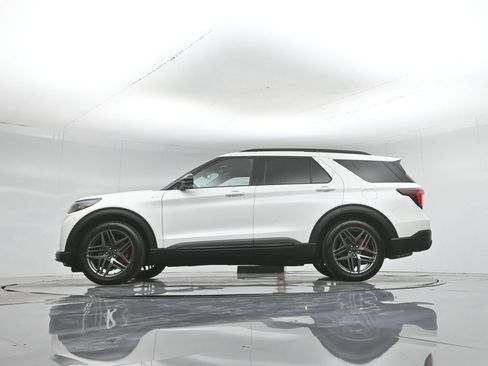 Certified 2025 Ford Explorer ST-Line w/ Premium Package RWD image 8