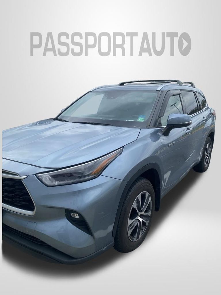 Used 2021 Toyota Highlander XLE AWD/4WD image 7