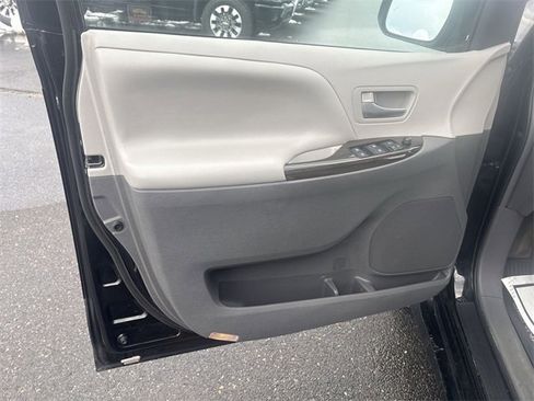 Used 2018 Toyota Sienna XLE Premium image 23