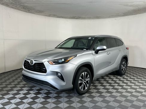 Used 2023 Toyota Highlander XLE FWD image 7