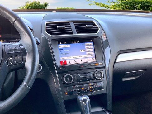 Used 2017 Ford Explorer XLT w/ Equipment Group 202A image 9