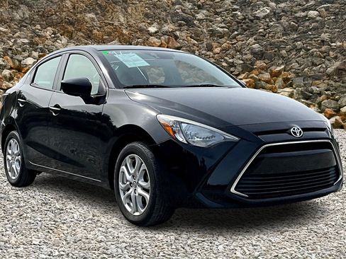 Used 2017 Toyota Yaris iA image 9