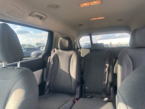 Used 2022 Kia Carnival LX image 13