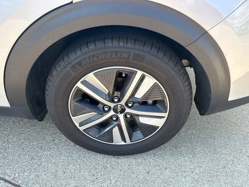 Used 2021 Kia Niro LXS FWD image 18