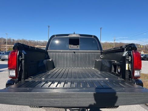 Used 2018 Toyota Tacoma TRD Sport image 20
