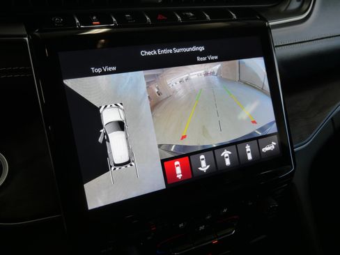 Used 2023 Jeep Grand Cherokee Limited w/ Luxury Tech Group II image 31