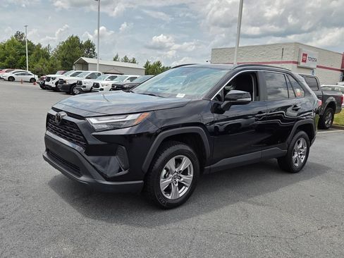Used 2025 Toyota RAV4 XLE AWD/4WD image 3