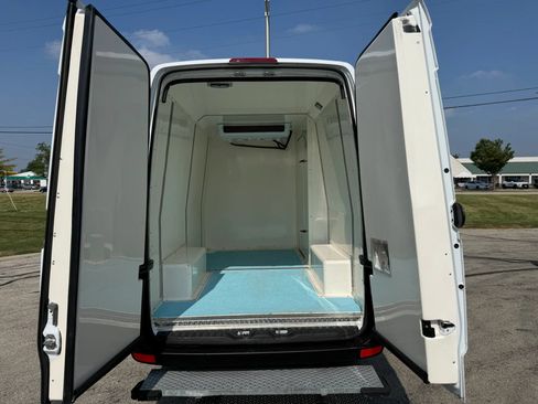 Used 2015 Freightliner Sprinter 2500 w/ Additional Battery Package RWD image 17