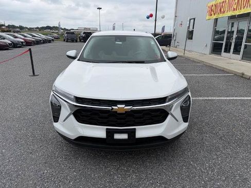 Used 2025 Chevrolet Trax LS w/ LS Convenience Package FWD image 3