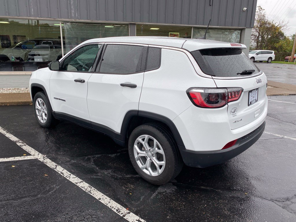 Used 2024 Jeep Compass Sport AWD/4WD image 3