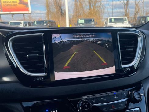 Used 2025 Chrysler Pacifica Select image 19