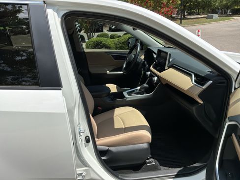 Used 2025 Toyota RAV4 LE AWD/4WD image 32