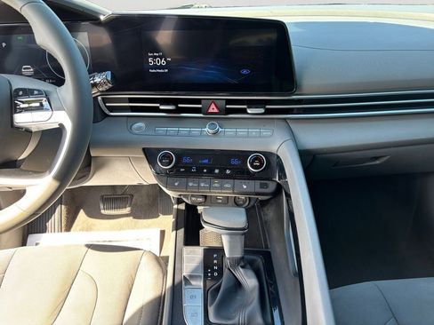 Used 2023 Hyundai Elantra SEL w/ Convenience Package FWD image 16