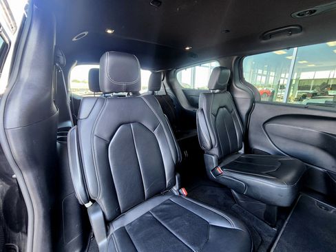 Used 2021 Chrysler Pacifica Touring-L w/ Premium & Safety Sphere Group FWD image 7