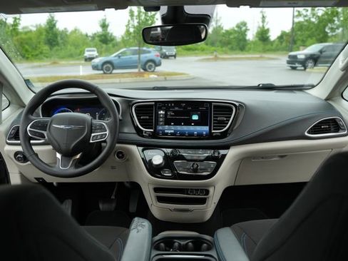 Used 2021 Chrysler Pacifica Touring FWD image 23