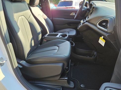 New 2026 Chrysler Pacifica Select image 15