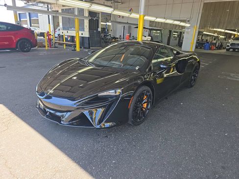 Used 2023 McLaren Artura RWD image 1