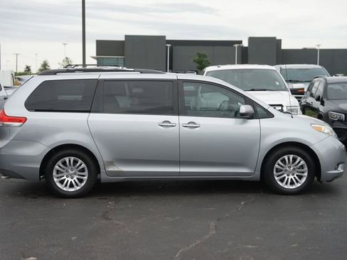 Used 2013 Toyota Sienna XLE w/ Entertainment Pkg FWD image 4