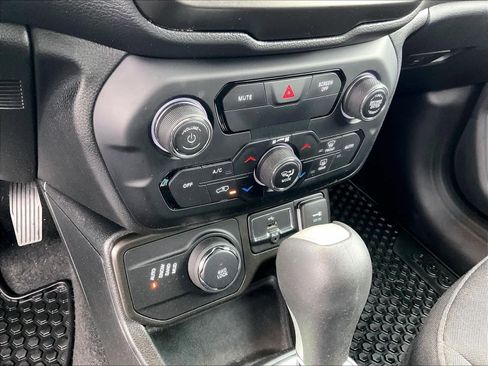 Used 2020 Jeep Renegade Latitude w/ Cold Weather Group image 25