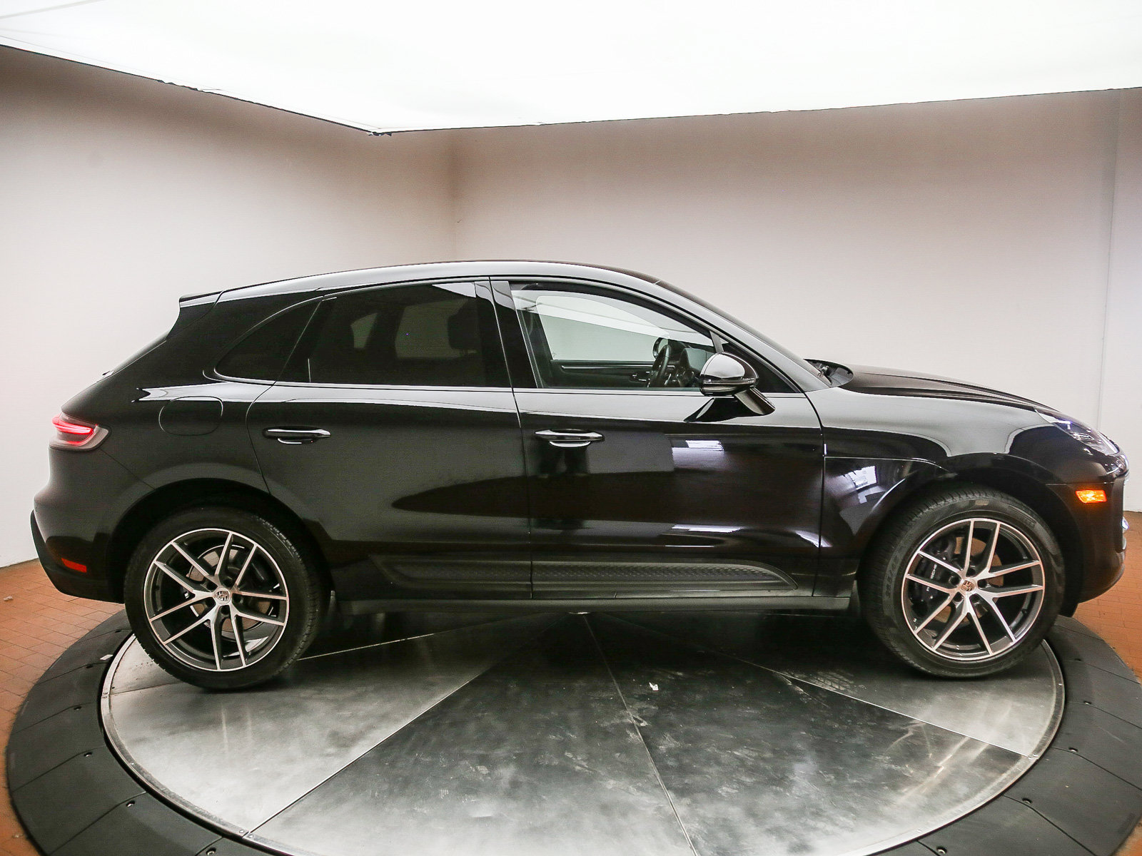 Certified 2023 Porsche Macan AWD/4WD image 5