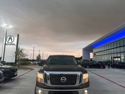 Used 2017 Nissan Titan SV RWD image 2