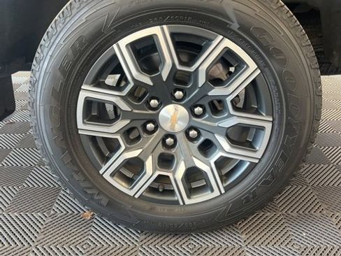 Used 2023 Chevrolet Colorado LT w/ LT Convenience Package III image 12