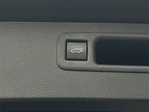 Certified 2022 Toyota Highlander XLE image 6