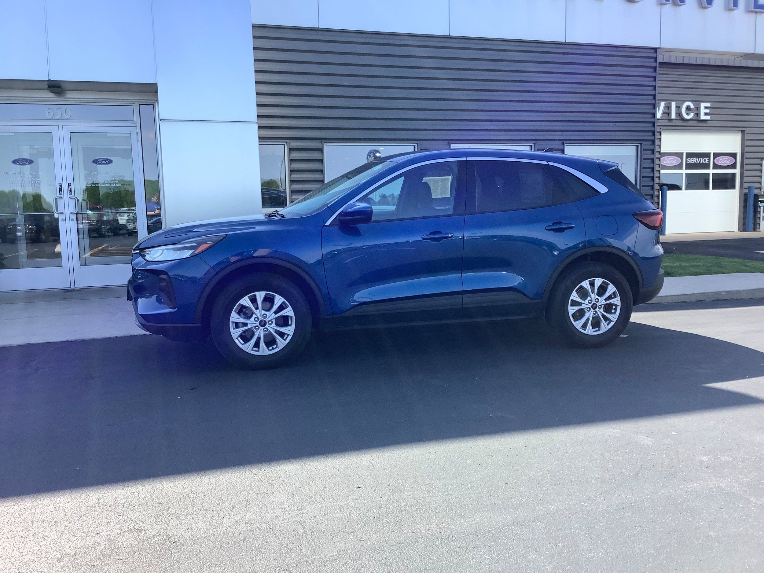 Used 2023 Ford Escape Active w/ Tech Pack #2 AWD/4WD image 2