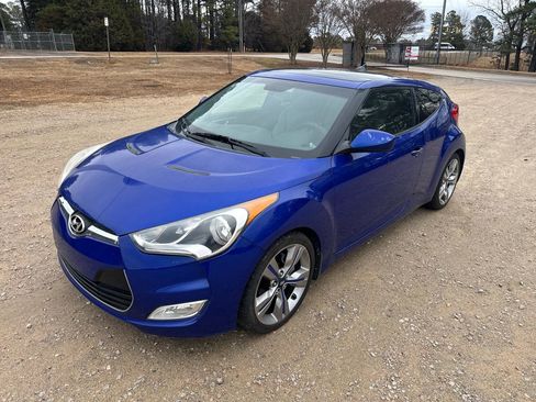 Used 2012 Hyundai Veloster w/ Style Pkg image 2