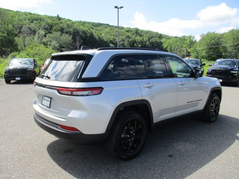 Used 2026 Jeep Grand Cherokee Altitude AWD/4WD image 4
