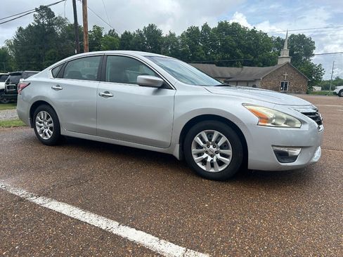Used 2015 Nissan Altima 2.5 S w/ Power Driver Seat Package FWD image 2