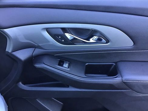 Used 2023 Chevrolet Traverse LT image 14