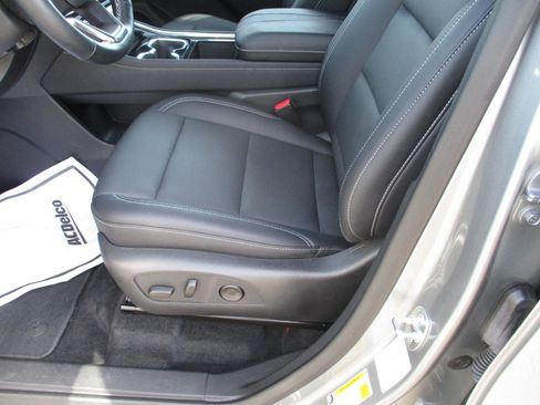 Used 2025 Chevrolet Traverse LT image 10